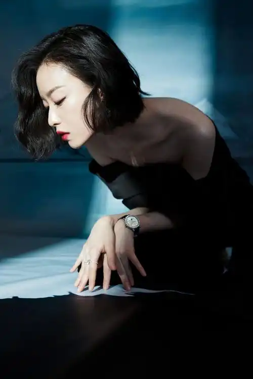 智族gq moty年度人物##倪妮黑色露肩礼裙