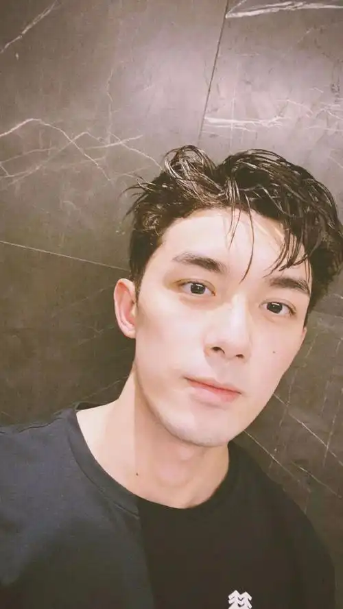 吴磊晒湿发自拍