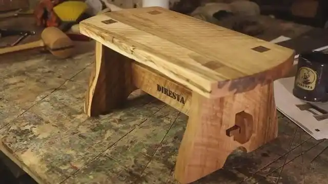 老师傅用木板制作小板凳,成品结实耐用,应该能用十几年吧!