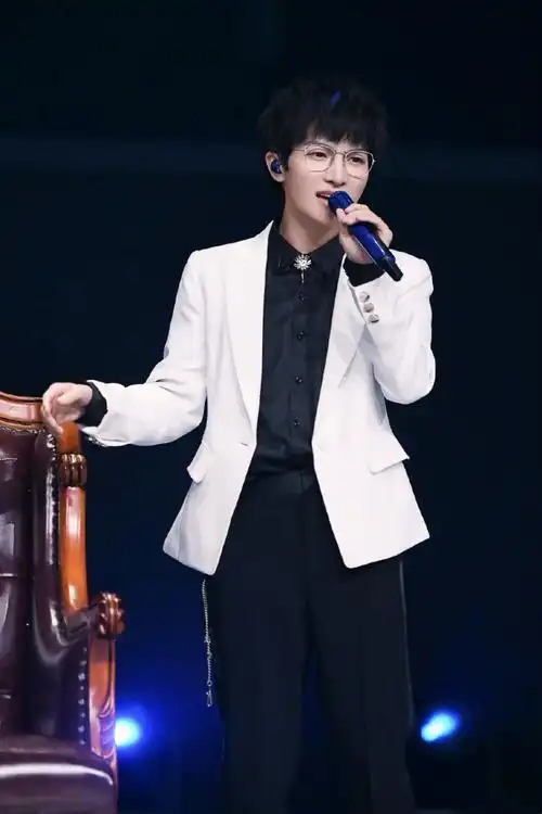 当周深戴上银丝眼睛