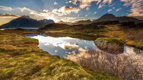 壁纸 湖,山,石头,灌木,云,阳光 3840x2160 uhd 4k 高清壁纸, 图片