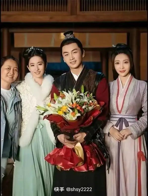 顾盼生辉 #刘亦菲 #陈晓 注意 看杀青时照片里陈晓的肢体 - 抖音