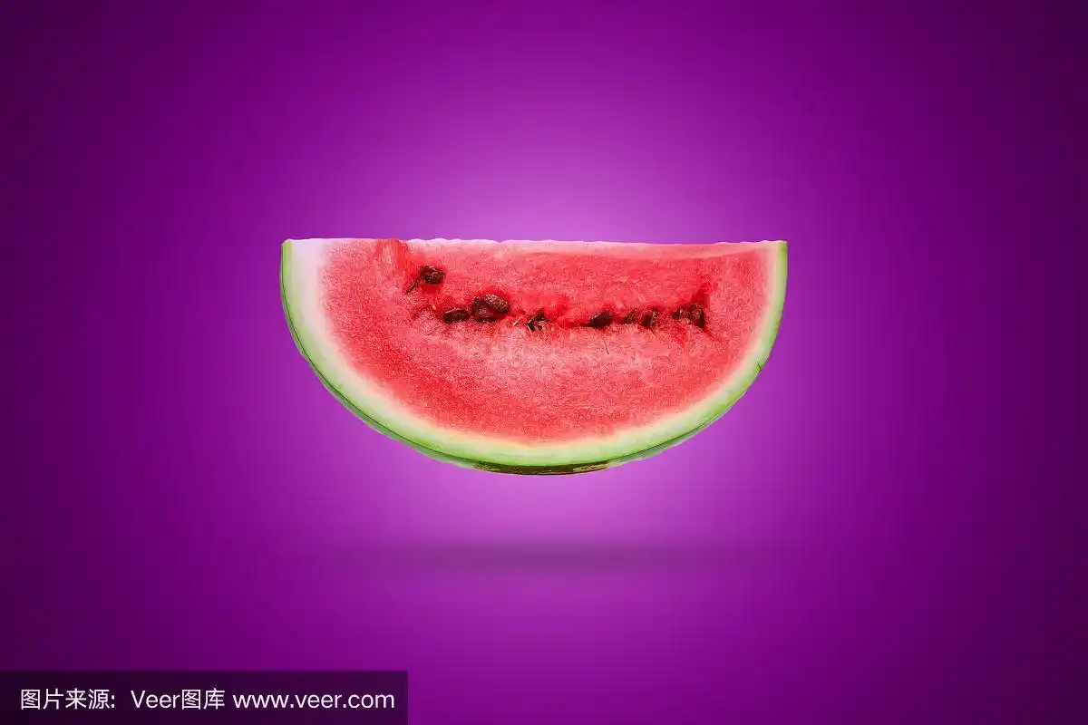紫色背景上的一片西瓜.艺术背景.