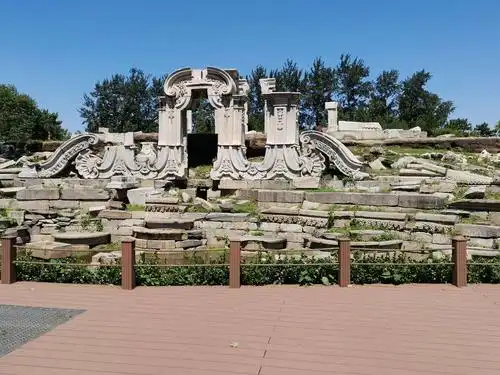 圆明园:从现在的遗址中,还能依稀看见它当年的繁华.