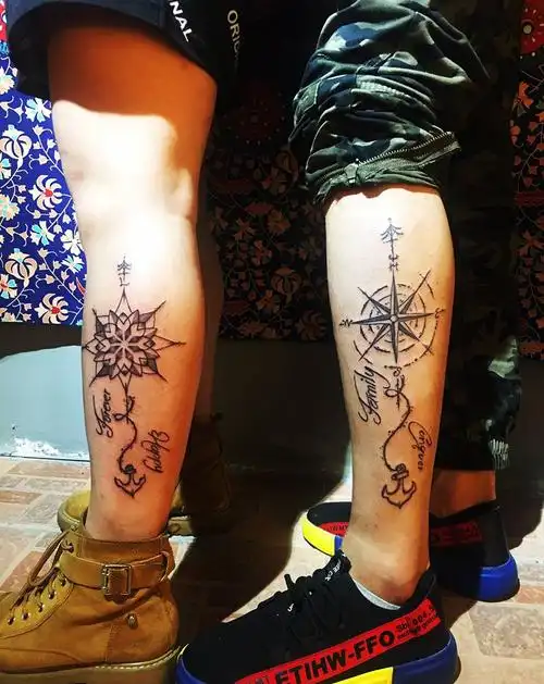 情侣指南针纹身图片_腿部纹身图案