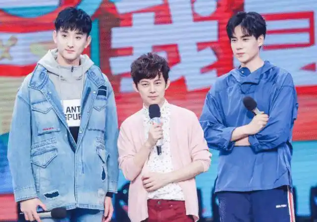 有种"合影"叫胡一天,和谁都是面带微笑,却对她一脸宠溺!