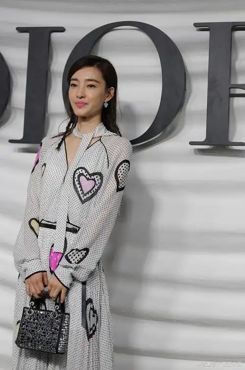 素颜女神王丽坤:无妆胜有妆的美丽传奇