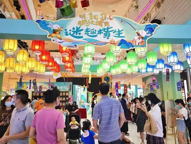 在新61dna购物中心,猜灯谜活动吸引了不少市民参与.