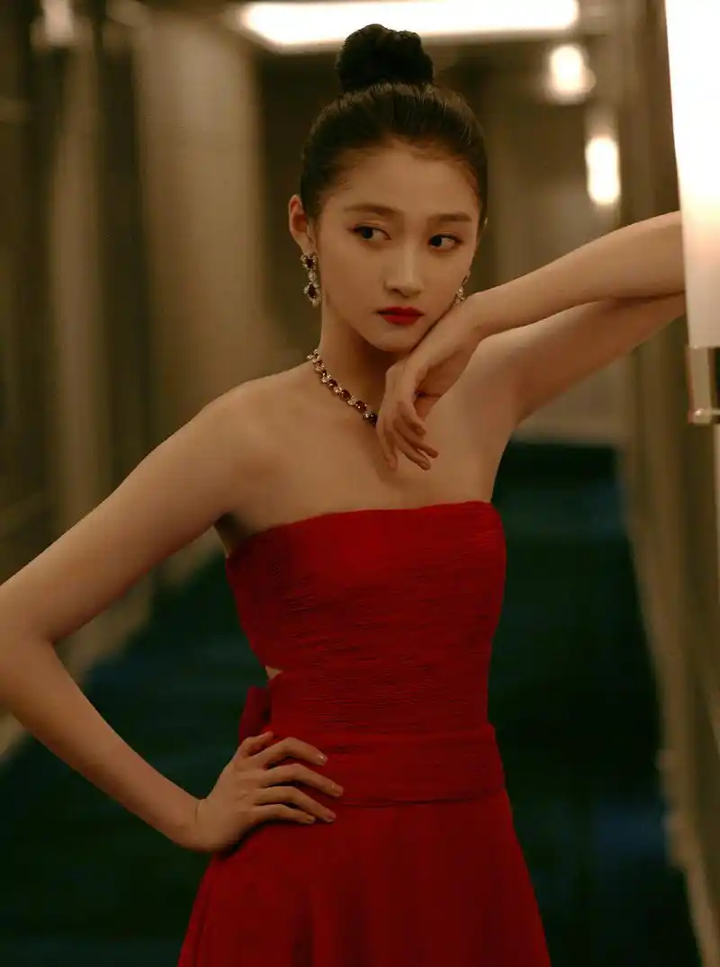 原创关晓彤高个子时尚少女红色抹胸长裙搭配红唇妆挑战复古穿搭