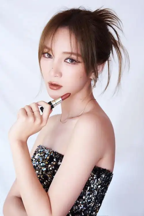 孟佳超话一抹水光,赴夏日灵感之约惬意今夏,与@m孟佳j一起 mac水漾