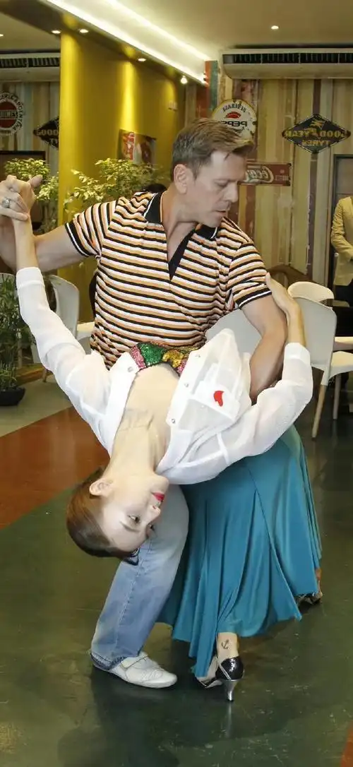 金晨花样姐姐里高难度动作舞蹈