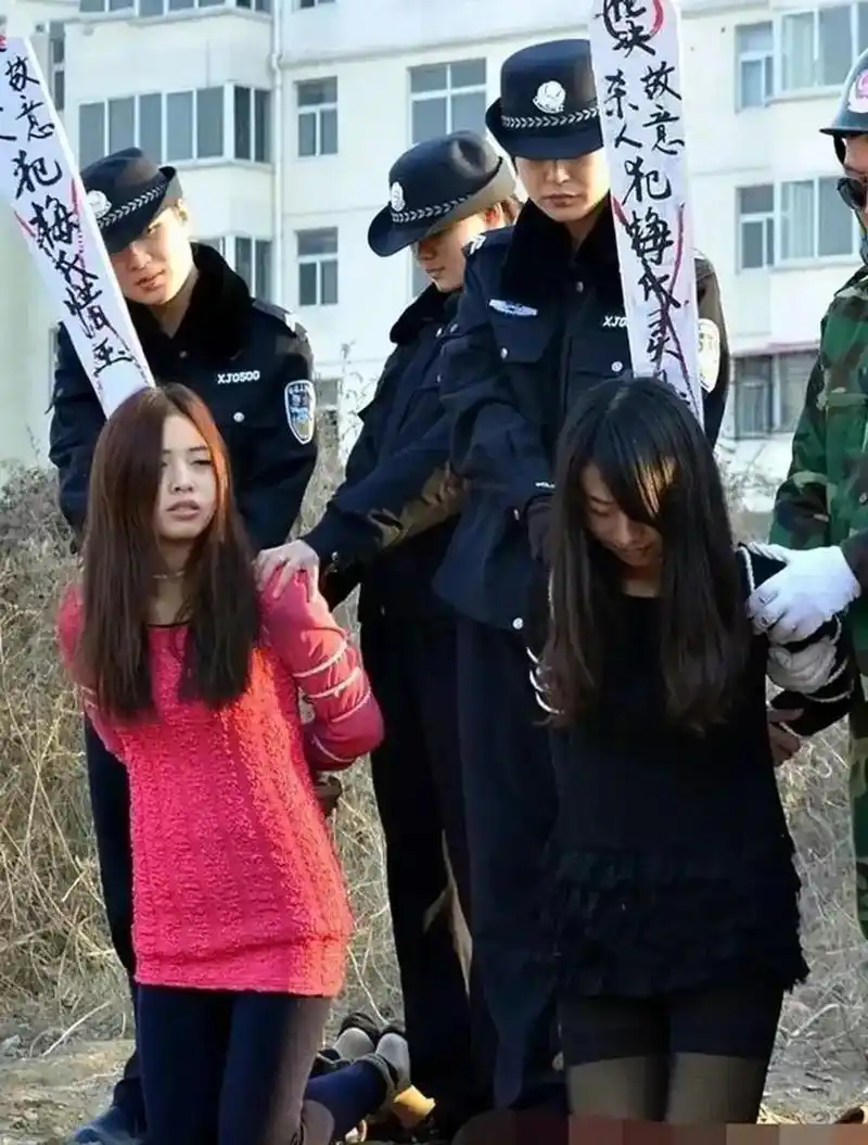 在一次刑场执行死刑的现场,一位身穿红毛衣,下穿黑色健身裤,长发披肩