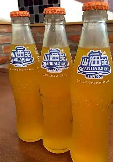 冰镇的山海关汽水是人们在那个没有空调的年代最清凉和甜美的记忆.