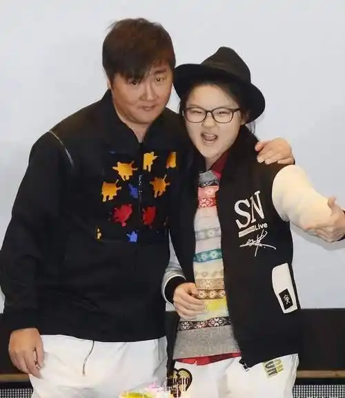 孙楠带女儿看话剧,21岁买宝瑶模样大变,肤白腿细身高超1米7_潘蔚_运动