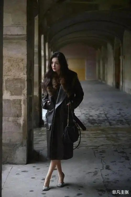 杨幂穿毛领皮衣贵气十足宛如霸道女总裁