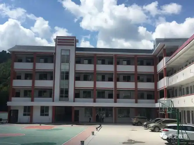 崭新的贵定县第一中学运动场!