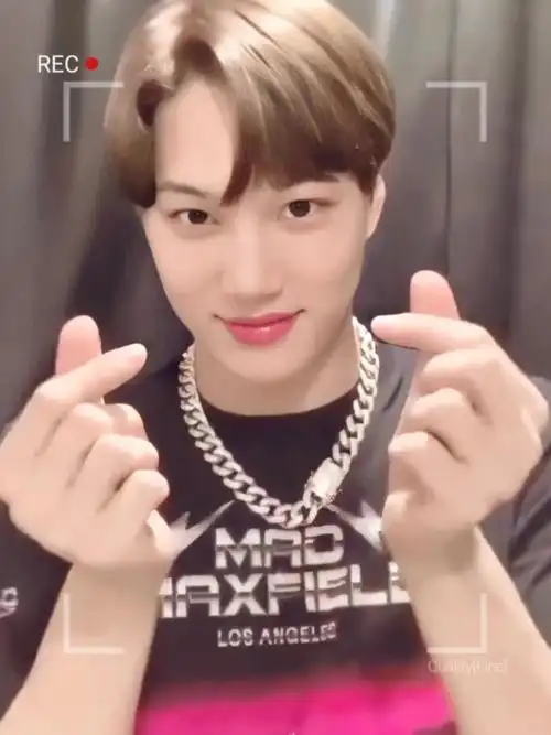 金钟仁在线比心 请迅速接收