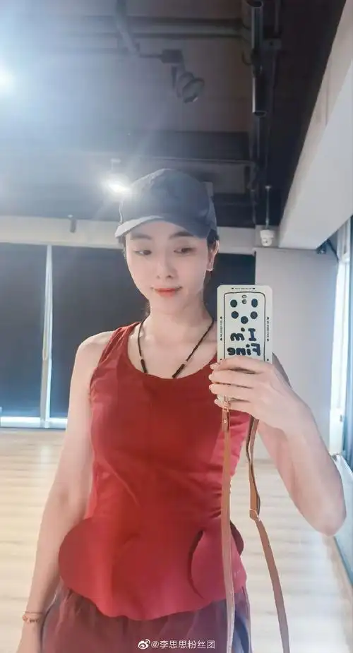 央视主持人李思思晒素颜健身照 身材纤细令人羡慕