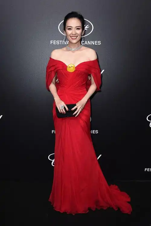 章子怡的"x身材"好美啊,一袭红裙妩媚动人,看着都让人心动