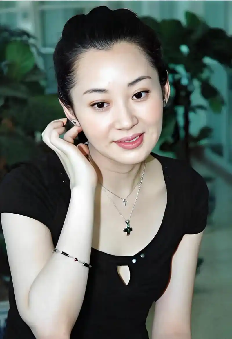 1988年,19岁的许晴站在天安门广场,身穿军装,头戴军帽,扎着两条辫子