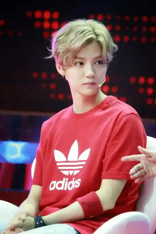 33岁鹿晗在球场被偶遇,染黄发质感差很毛糙,戴耳环,苹果肌下垂_网友