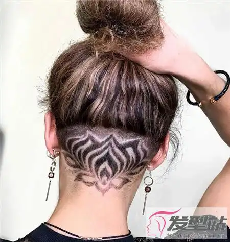 头发也能雕刻图案 个性女生铲青发型