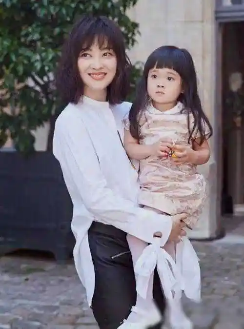 48岁梅婷携女儿出游,意外撞脸倪萍,女儿高级脸引人关注_黑色_气质