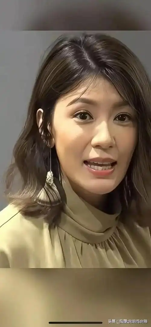 贾静雯最新生图!53岁的她看上去像30岁的,自然耐看状态超好啊!