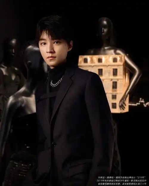 王俊凯超话"迪奥倾世之金"展览预热,带来了矜贵帅气的黑色穿搭,俊秀