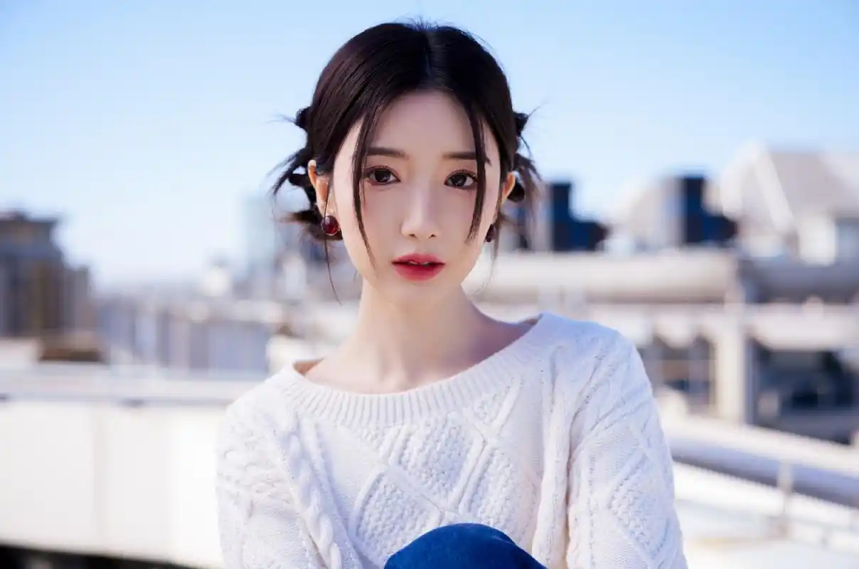 冰清玉洁的#毛晓彤# 一袭白色毛衣,搭配牛子裤,雪肤玉貌,五官精致