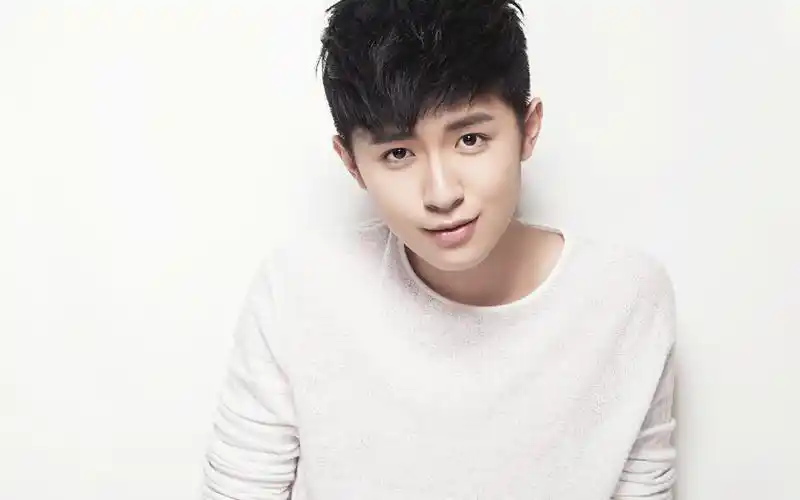 90后小鲜肉张逸杰帅气写真电脑桌面壁纸_大陆明星_壁纸下载_美桌网