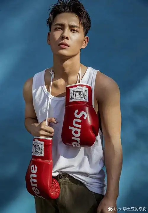 洪尧,1992年出生,拥有185cm的身高,难怪于正会选中他,签下他并为他