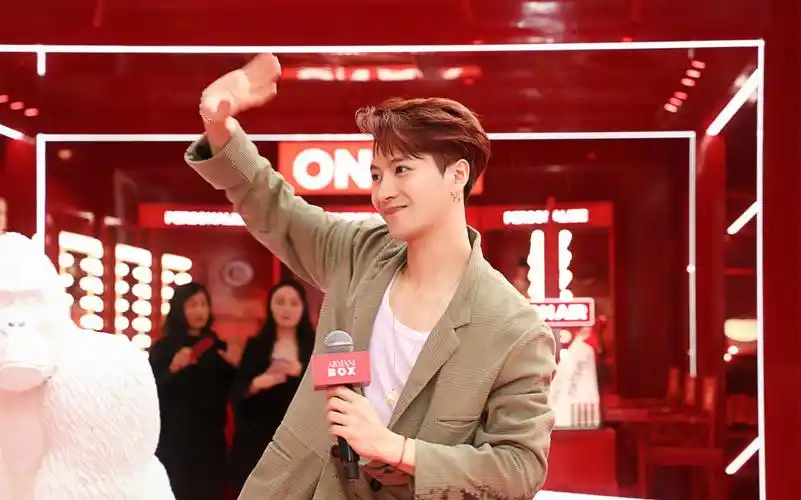 【王嘉尔】9月29日长沙阿玛尼官方,饭拍合集