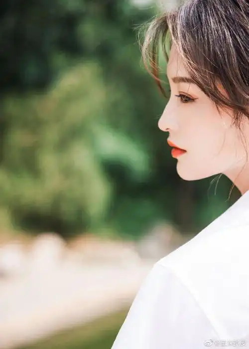 还有绝美的侧颜,立即点播一首姐姐真漂亮!555要夸!