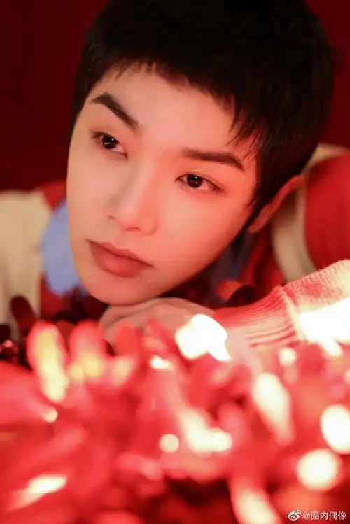 华晨宇红黄条纹毛衣写真