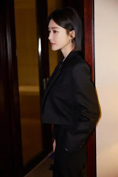 秦岚露腰西装##秦岚楼梯大片