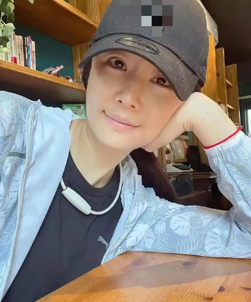 组图:46岁林心如大方晒素颜自拍照 笑容明媚皮肤白皙状态好