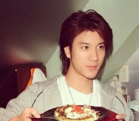 不做矿泉水代言人的王力宏,形象大变,一脸络腮胡子现身直播间!