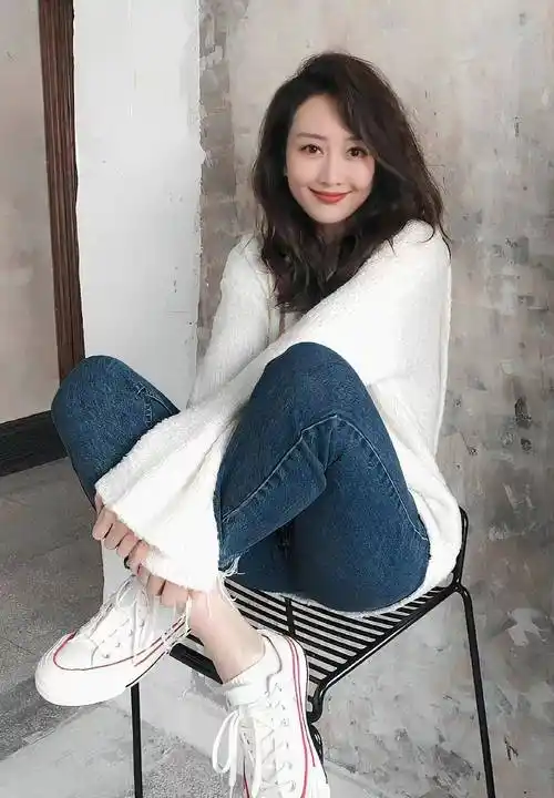 王鸥身穿白色卫衣搭配深蓝色修身牛仔裤,知性优雅又减龄_时尚女孩_版
