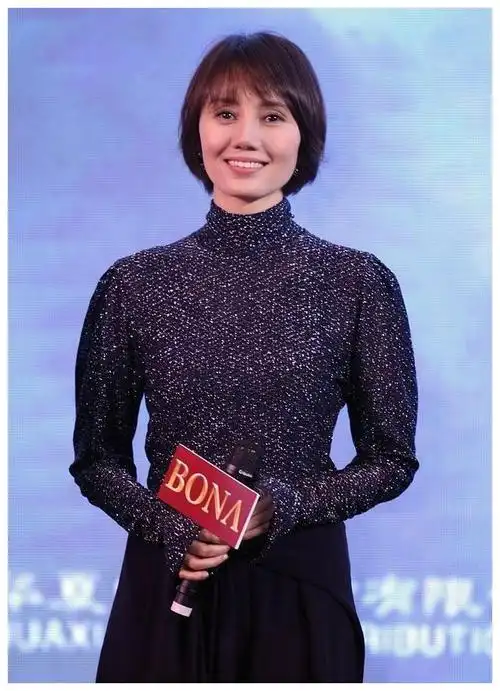 42岁的袁泉极少刻意打扮,而发型也是"万年不变",但却真实近人