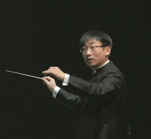 中国著名指挥家李心草指挥乐团演奏