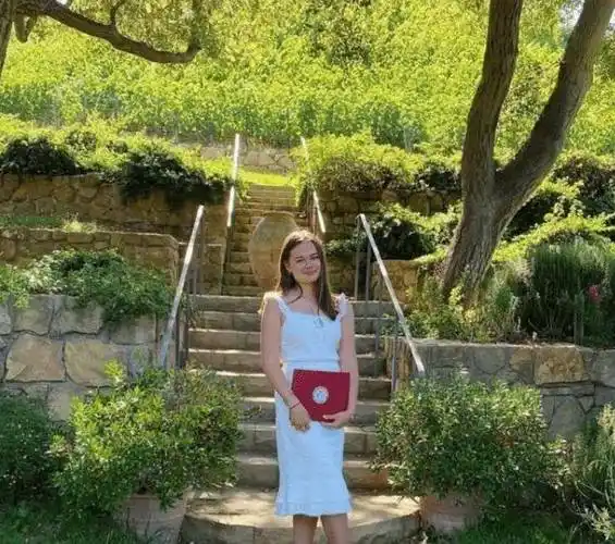 邓文迪女儿晒美照手拿高中毕业证皮肤白皙大长腿很抢镜