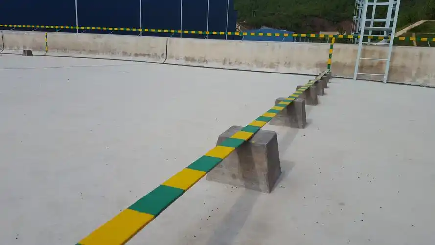 滇西北直流工程新松换流站工程土建b标综合楼屋面避雷带施工工艺照片