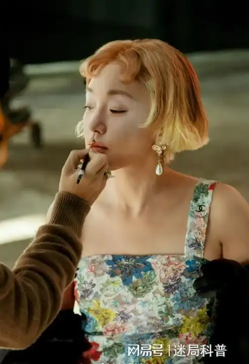 49岁周迅金黄短发粉色眼影像太妹围毯子现身机场看呆众人