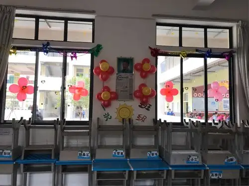 家长们还用心地在教室两边的墙上用气球拼出了花心,像孩子们灿烂的