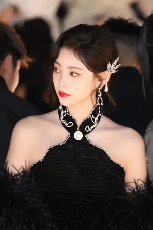 许佳琪超话02@许佳琪kiki    #hello时装周#  第二站:@lefame  复古