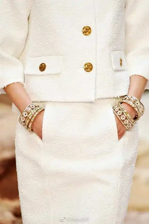 从纽扣到包包,各种服装与配饰上都能找到雅典娜之爱鸟-猫头鹰的身影