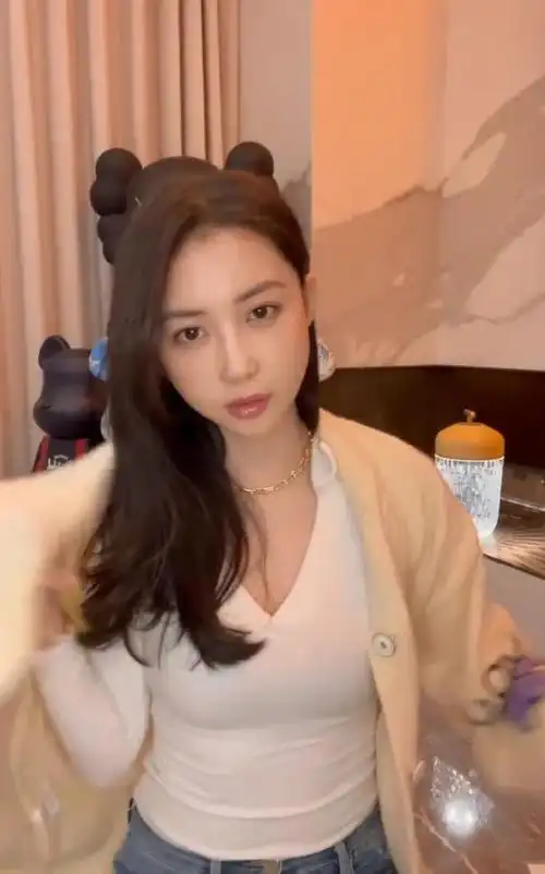 潘玮柏妻子宣云晒跟朋友聚会日常,网友:都是天王嫂培训班的同学