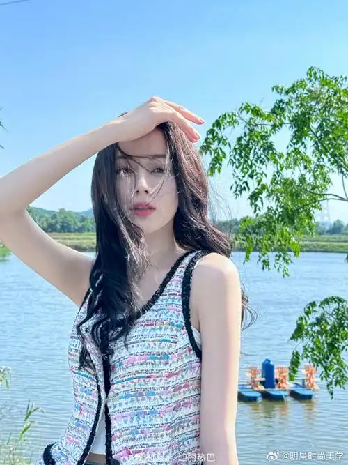 迪丽热巴发了三组迪丽热巴