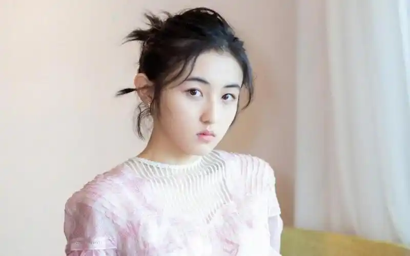 5岁开始拍广告,与焉栩嘉传绯闻,00后张子枫事业爱情一个不落